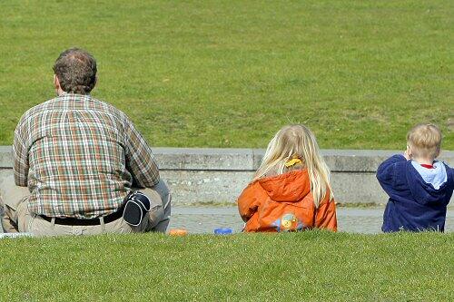 Vater mit Kindern