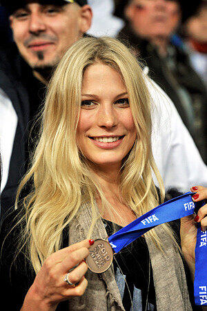 Sarah Brandner durfte sogar die Bronze-Medallie des Star-Kickers mal halten.