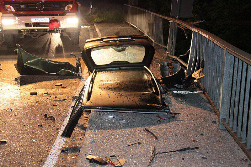 Bei einem Horror-Unfall in der Nähe von Altötting wurde dieses Auto völlig zerfetzt.