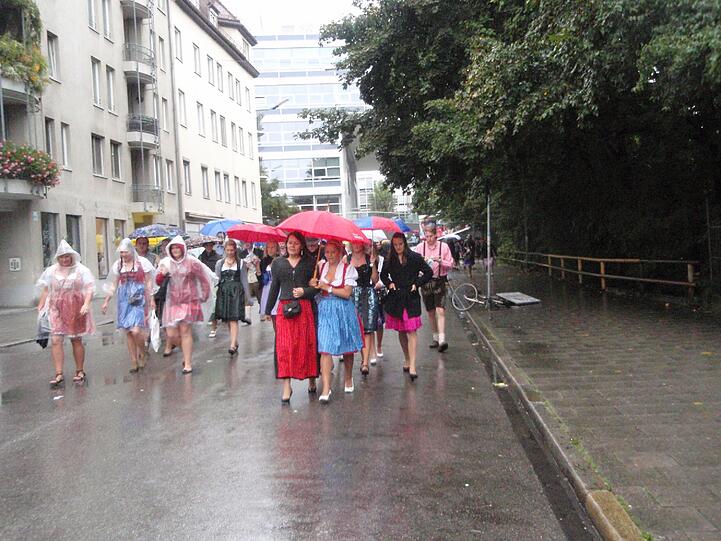 Trotz Sauwetter und Regen warten bereits viele Wiesngänger auf den Wiesnanstich. Der Kampf um den Platz im Bierzelt beginnt schon am frühen Morgen. Die ersten Bilder.