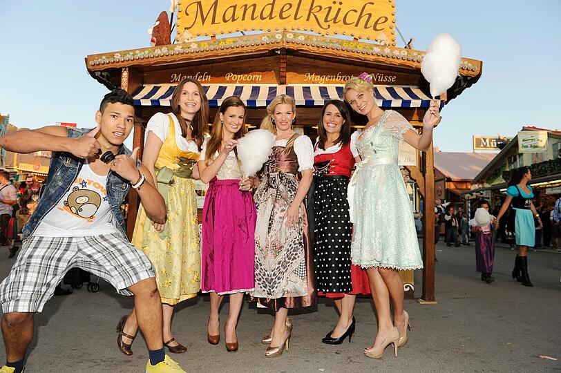 Promis auf dem Oktoberfest! Da geht dem Sportsfreund das Herzerl auf: Die Sportmoderatorinnen Britta Hofmann (Im Dirndl von Alpenprinzessin), Karolin Oltersdorf (Im Angermaier-Dirndl), Birgit Nössing (Das Dirndl) und Jessica Kastrop (Basler-Dirndl) zeigen ihre sexy Dirndl auf dem Oktoberfest. Die schönen Bilder.