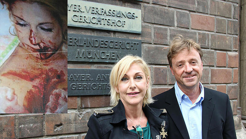 Die schwer verletzte Frau nach dem Volksfest-Besuch (kleines Bild). Andrea H. vor dem Oberlandesgericht mit ihrem Anwalt Florian Rummel. Die schwer verletzte Frau nach dem Volksfest-Besuch (kleines Bild). Andrea H. vor dem Oberlandesgericht mit ihrem Anwalt Florian Rummel.