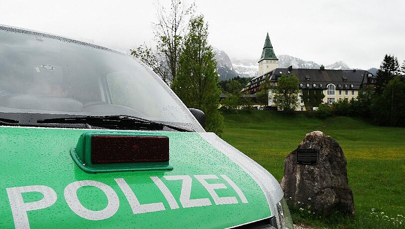 Die Sicherheitsmaßnahmen vor dem G7-Gipfel in Elmau sind enorm. Auch im nahegelegenen Garmisch-Partenkirchen wird bisher auf ein illegales Protestcamp verzichtet. Die Sicherheitsmaßnahmen vor dem G7-Gipfel in Elmau sind enorm. Auch im nahegelegenen Garmisch-Partenkirchen wird bisher auf ein illegales Protestcamp verzichtet.