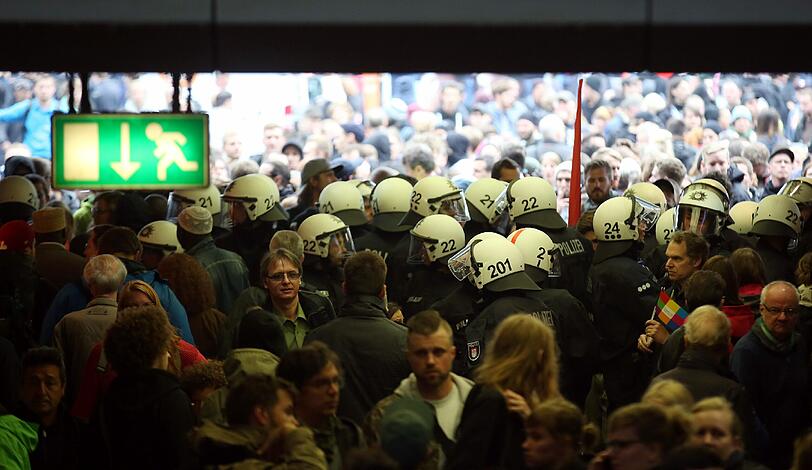 Bei Protesten gegen Rechts kam es am Samstag in Hamburg zu Ausschreitungen!