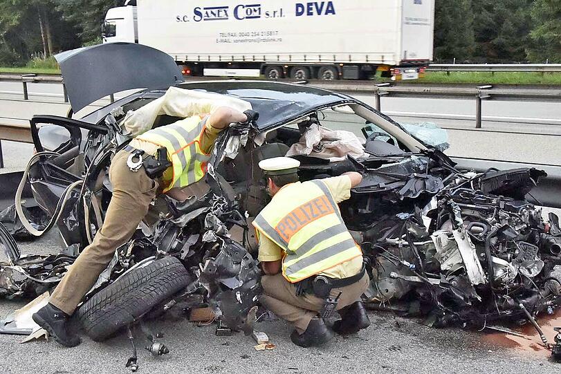 Die Bilder vom Unfall auf der A8, bei dem ein Mercedes mit einem Sattelzug kollidierte.