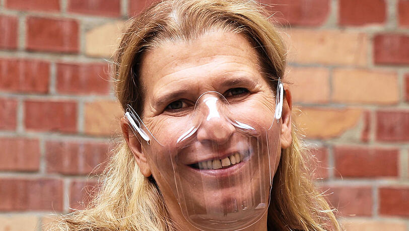 Das ganze Gesicht erkennbar: SPD-Stadträtin Julia Schönfeld-Knorr testet eine Maske. Das ganze Gesicht erkennbar: SPD-Stadträtin Julia Schönfeld-Knorr testet eine Maske.