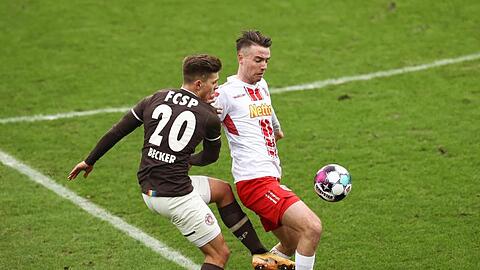 St. Paulis Fin Ole Becker und Regensburgs Max Besuschkow (l-r.) im Zweikampf um den Ball.