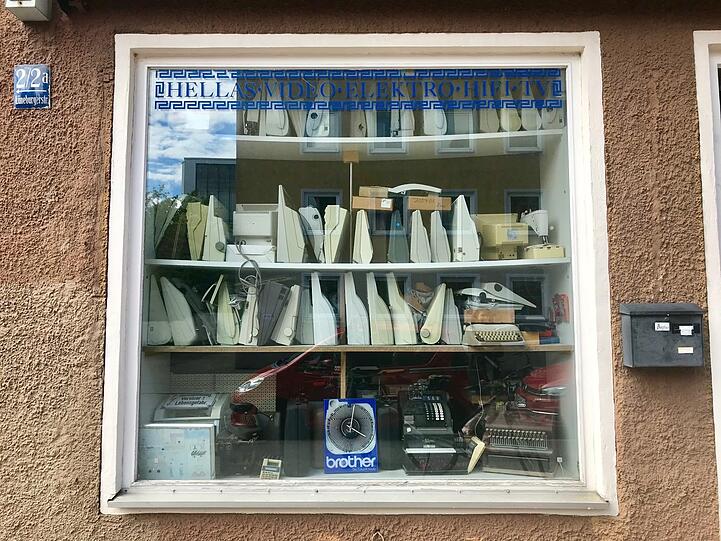Von außen ein Schaufenster, von innen ein Ersatzteillager. Die Schreibmaschinen aus den 1980ern und 1990ern sind zum Ausschlachten da