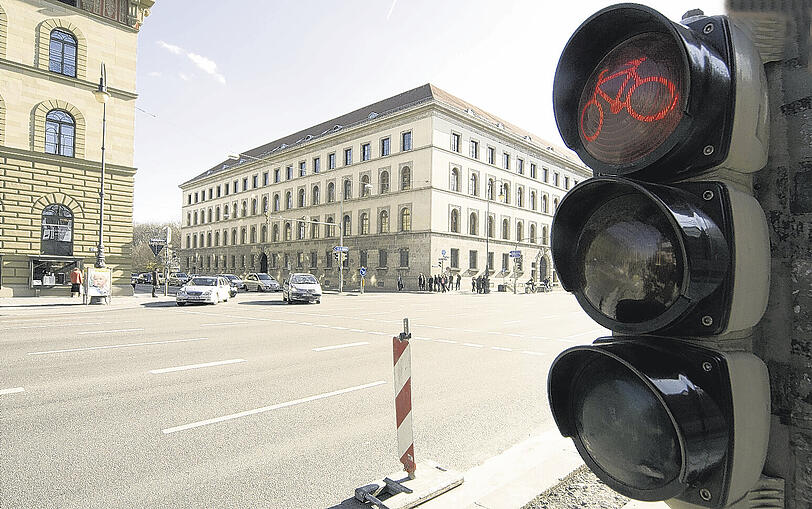 Eine rote Ampel kümmert so manchen Diplomaten nicht