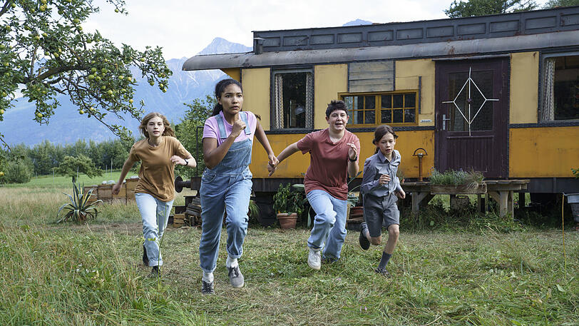 Aus Martin und Johnny werden 2023 Martina (Leni Deschner, links) und Jo (Lovena Börschmann Ziegler), hier mit Matze (Morten Völlger) und Uli (Wanja Valentin Kube, rechts) vor dem Waggon des "Nichtrauchers".