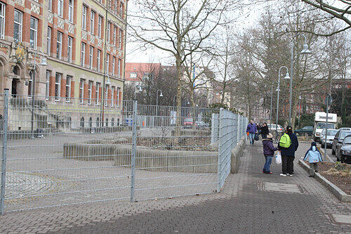 Eine der Brennpunktschulen ist die Schule an der Schweinauer Straße in St. Leonhard. Ein hoher Zaun schützt den Schulhof vor Vandalismus.