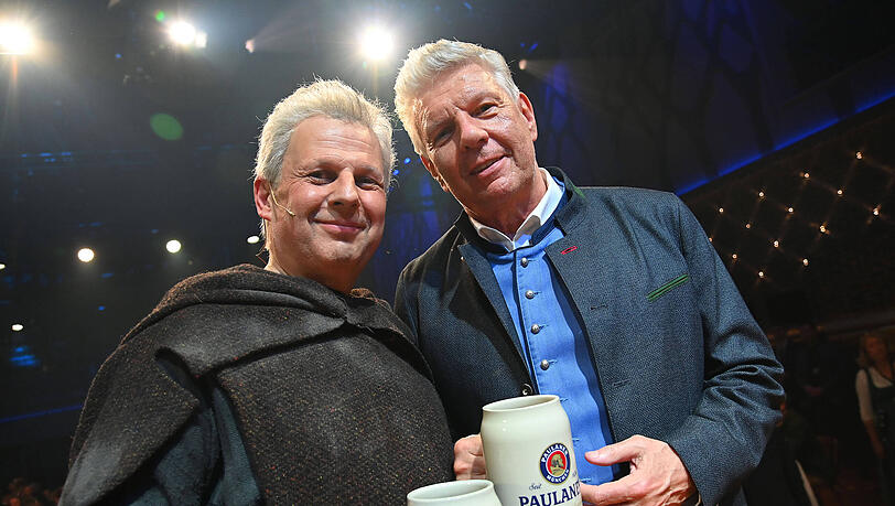 Gerhard Wittmann (l.) als Reiter und der echte Dieter Reiter nach Ende vom Singspiel 2026.