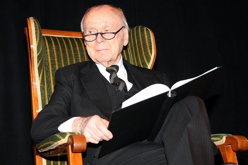 22. August: Der Humorist Vicco von Bülow alias Loriot stirbt im Alter von 87 Jahren in Ammerland am Starnberger See. In zahlreichen Nachrufen wird der am 12. November 1923 in Brandenburg an der Havel geborene und mit seinen Sketchen, Zeichnungen und Kinofilmen berühmt gewordene von Bülow als Deutschlands beliebtester Humorist gefeiert.