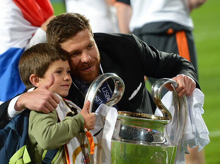 Anschließend holten die Madrilenen den Cup im Finale gegen den Stadtrivalen Atlético. Alonso saß zwar gesperrt auf der Bank, darf sich aber jetzt trotzdem Doppel-Championsleague-Sieger nennen.