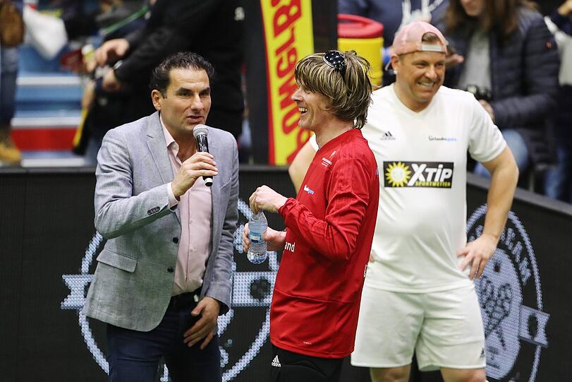 Mickie Krause nimmt Poldis Haar-Attacke mit Humor.