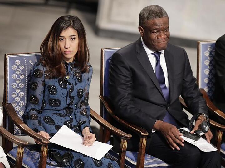 Denis Mukwege (r), Arzt aus dem Kongo, und Nadia Murad, Menschenrechtsaktivistin, bei der Verleihung des Friedensnobelpreis im Rathaus von Oslo.