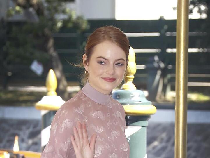 Bei der Frage des Alters bleibt Emma Stone gelassen.