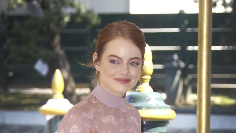 Bei der Frage des Alters bleibt Emma Stone gelassen. Bei der Frage des Alters bleibt Emma Stone gelassen.