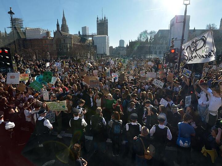 Allein vor dem Parlament in London versammelten sich mehrere Tausend Kinder und Jugendliche.