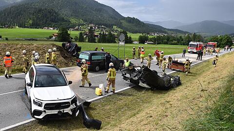 Das Auto der 29-Jährigen wurde in zwei Teile gerissen. Die Münchnerin starb noch an der Unfallstelle.