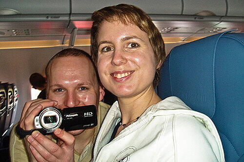 Zwei von insgesamt 600 Rundflug-Passagieren: Steffi und Markus fotografieren im Air-Berlin-Airbus A319 ihre Heimat von oben.