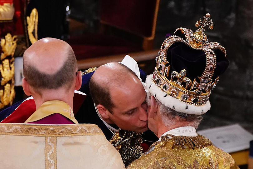 William, Prinz von Wales, gibt seinem Vater König Charles III. einen Kuss auf die Wange.