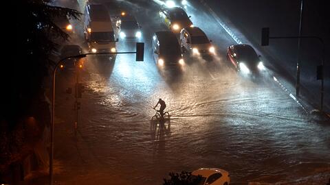 Eine Straße in Istanbul steht nach sturzartigen Regenfällen unter Wasser.