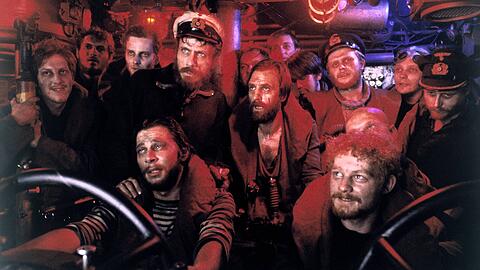 Für viele Schauspieler begann mit „Das Boot“ eine lange Karriere, darunter Jan Fedder (sitzend links), Jürgen Prochnow (5.v.l.), Uwe Ochsenknecht (6.v.l., verdeckt), Klaus Wennemann (7.v.l.) und Martin Semmelrogge (rechts). Herbert Grönemeyer (4.v.r.) konzentrierte sich danach auf die Musik.