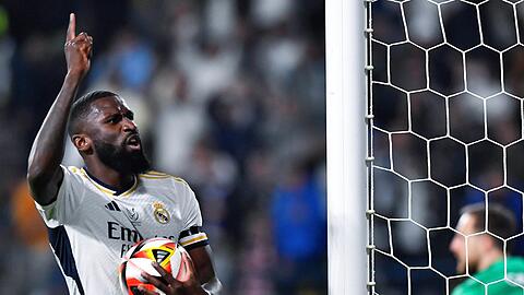 Antonio Rüdiger von Real Madrid feiert den ersten Treffer seiner Mannschaft. Rüdiger hat den scheidenden Bayern-Coach Thomas Tuchel als seinen Lieblingstrainer bezeichnet.