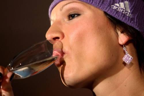 Ein Glas Schampus auf den Sieg: Maria Riesch bei der Feier nach dem WM-Sieg.