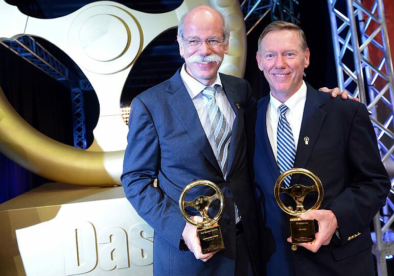 Der Vorstandsvorsitzende der Daimler AG, Dieter Zetsche und der CEO Ford Motor Company, Alan Mulally, zeigen der Preisverleihung «Das Goldene Lenkrad» ihre Preise - Zetsche wurde für die Mercedes-Sonderklasse SUV ausgezeichnet, Mulally nahm seinen Preis aus dem Vorjahr entgegen.