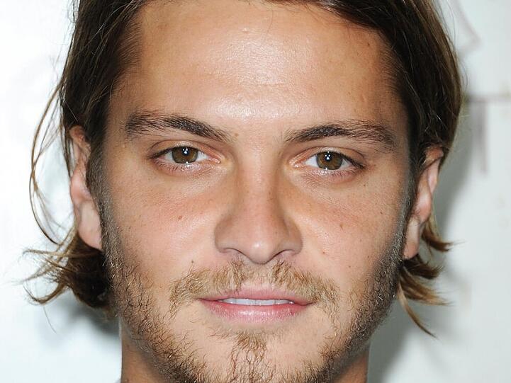 Luke Grimes spielt Elliot Grey