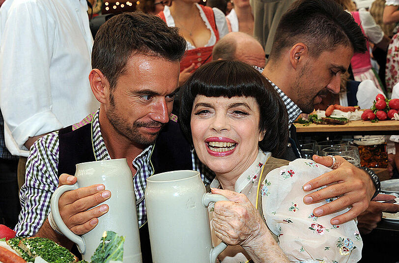 Im Schottenhamel-Festzelt anwesend: Volksmusik-Sänger Florian Silbereisen und die französische Sängerin Mireille Mathieu.