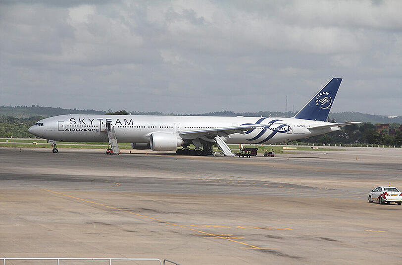 Die Maschine, in der in der Nacht zum Sonntag ein verdächtiger Gegenstand gefunden wurde, am Flughafen in Mombasa.
