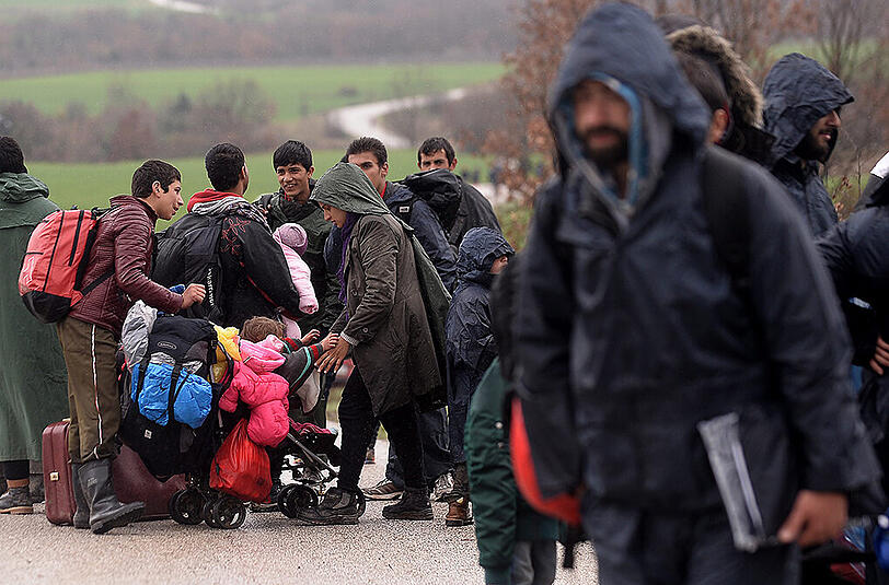Um den katastrophalen Bedingungen in Idomeni zu entgehen, brachen am Montag hunderte von Menschen in Richtung grüne Grenze auf. Einige ertranken dabei. Die Überlebenden wurden umgehend von dem mazedonischen Militär nach Griechenland zurückgebracht.