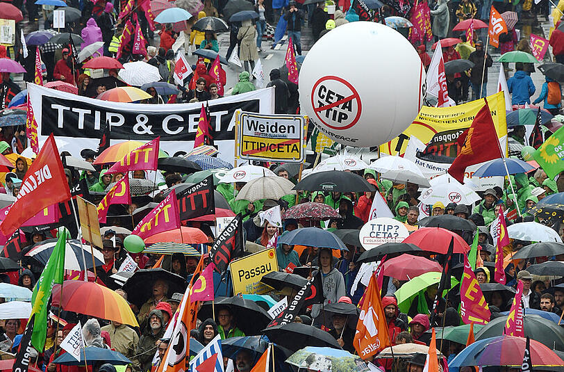 Großkundgebung gegen CETA und TTIP am Samstag in München: die Bilder von der Demo am Odeonsplatz.