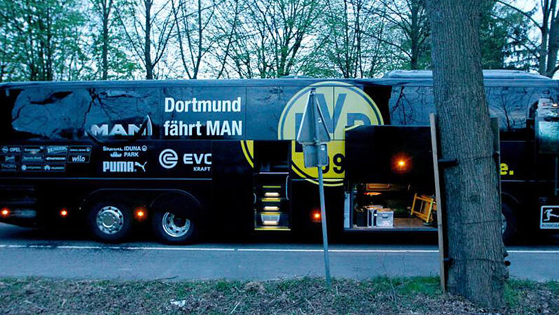 Der BVB-Bus nach dem Sprengstoffanschlag an einer Straße in Dortmund.