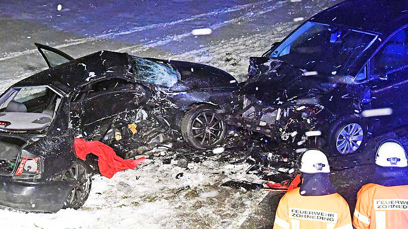 Auf eisglatter Straße kam ein Audi-Fahrer ins Schleudern und prallte mit einem VW-Kleinbus zusammen. Der Fahrer des Audi starb noch an der Unfallstelle.