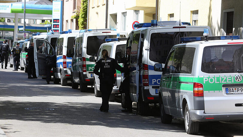 Die Löwen-Anhänger vor dem Derby auf dem Weg ins Grünwalder Stadion. Im Schlepptau: Reichlich Polizei. Die Bilder vom Sonntagmittag.