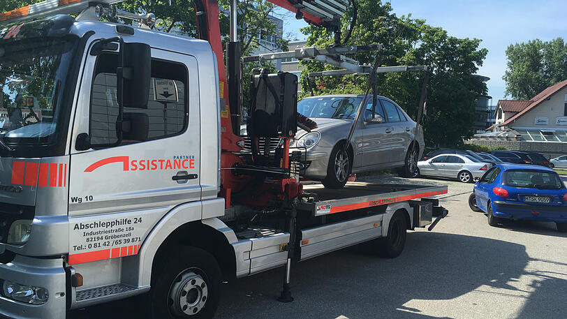 Abschleppen live: Der Mercedes-Fahrer wird sich ärgern