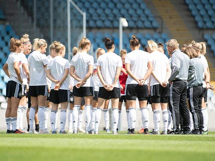 Rückt nach dem Ausfall der Spielmacherin enger zusammen: Das deutsche Frauen-Team steht beim Training im Kreis.