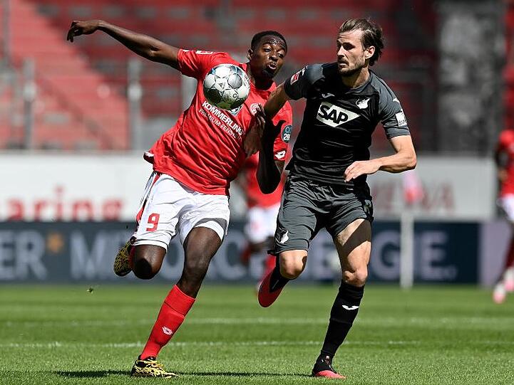 Jean-Philippe Mateta (l) von Mainz 05 im Duell mit Hoffenheims Havard Nordtveit.