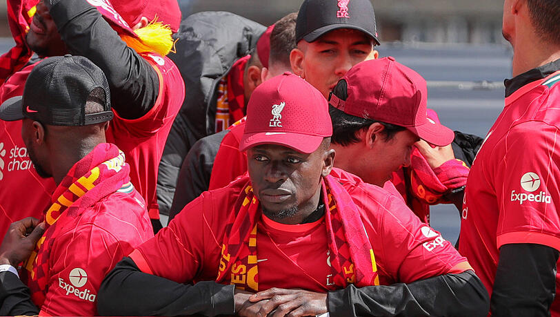 Betretene Miene: Sadio Mané am Sonntag nach dem verlorenen Champions-League-Finale gegen Real Madrid bei der Parade durch Liverpool. Betretene Miene: Sadio Mané am Sonntag nach dem verlorenen Champions-League-Finale gegen Real Madrid bei der Parade durch Liverpool.