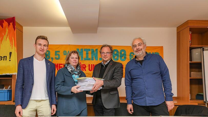 Landtagsabgeordneter Florian Siekmann (Grüne, vl.) und die Landtagsabgeordnete Ruth Waldmann (SPD) nehmen von Verdi-Funktionären Robert Hinke und Martin Schmalzbauer die Unterschriftensammlung an. Landtagsabgeordneter Florian Siekmann (Grüne, vl.) und die Landtagsabgeordnete Ruth Waldmann (SPD) nehmen von Verdi-Funktionären Robert Hinke und Martin Schmalzbauer die Unterschriftensammlung an.