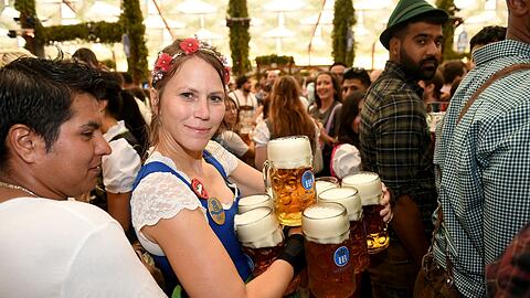 Die Bedienungen auf der Wiesn haben es nicht leicht (Archivbild).
