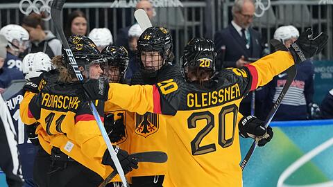 Gute Laune: Das DEB-Team um Kapit&auml;nin Daria Glei&szlig;ner feiert Torsch&uuml;tzin Laura Kluge nach dem 1:0.