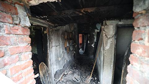 Tr&uuml;mmer nach dem tragischen Brand in Bochum, bei dem drei Menschen starben.
