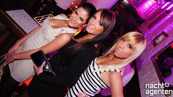 Heiße Mädels und sexy Moves bei "DJ A-Les B-Day Bash" im Crown's Club. Mehr Bilder gibt es unter www.nachtagenten.de.