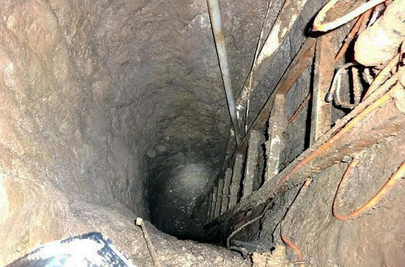 Guzmán war am Samstag durch einen heimlich gegrabenen Tunnel aus dem Gefängnis im zentral gelegenen Bundesstaat México entkommen. Der unterirdische Gang ist nach Angaben der Behörden 1,5 Kilometer lang, rund 1,70 Meter hoch, 80 Zentimeter breit und verfügt über eine Luftzufuhr sowie Beleuchtung. Mit einem Motorrad, das auf Schienen fuhr, wurde die Erde aus dem Tunnel abtransportiert.