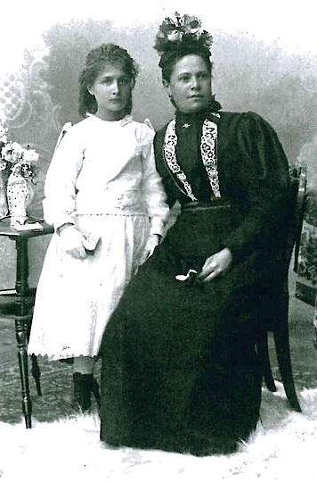Kommunion von Gaby Ruhlands Schwiegermutter Paula, zirka 1910: Paula Ruhland links (rechts sitzt die Mutter oder die Patin).
